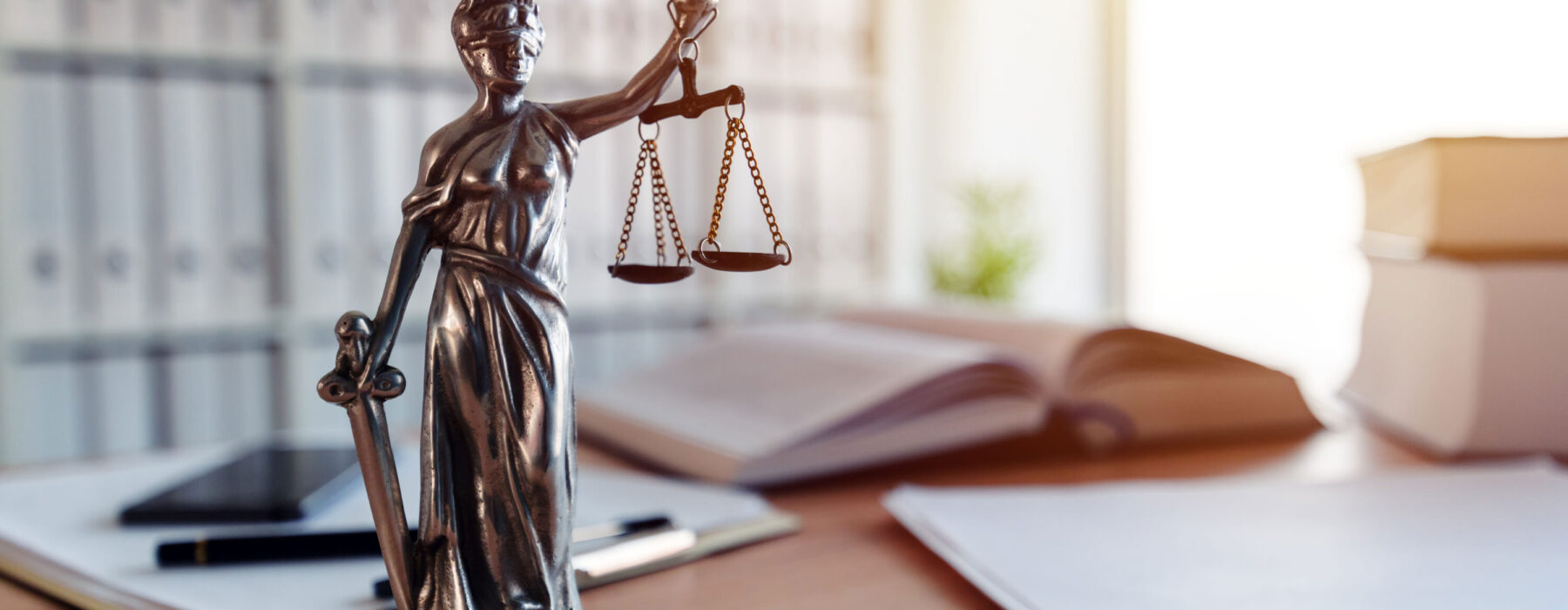 Statue der Justitia mit Waage und Schwert im Kanzleiumfeld.