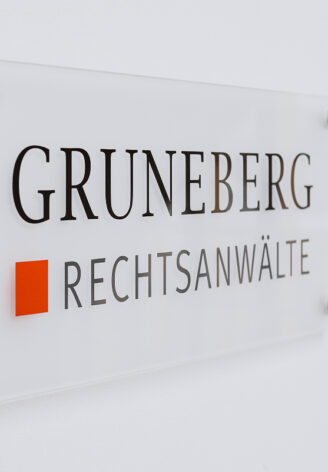 Kanzleischild mit der Aufschrift Gruneberg Rechtsanwälte.