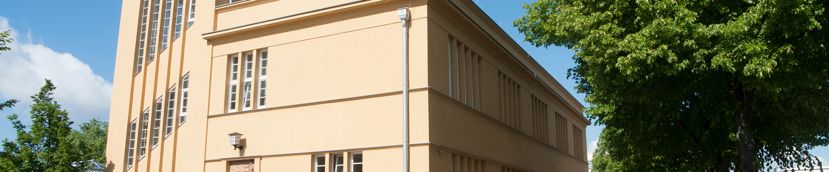 Außenansicht des Kanzleigebäudes von Gruneberg Rechtsanwälte mit Bäumen im Vordergrund.