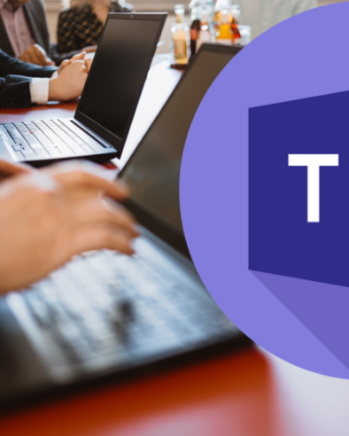 Menschen arbeiten an Laptops an einem Tisch; rechts daneben groß eingeblendet das Microsoft-Teams-Logo.