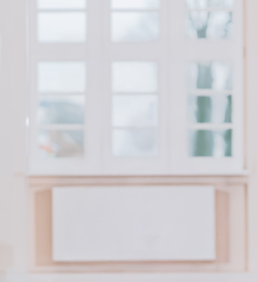 Heller Hintergrund mit großen Fenstern, genutzt als Platzhalter für eine Stellenanzeige.